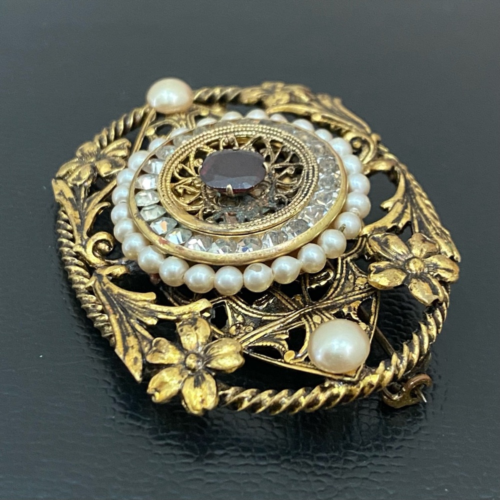 Vintage Unsigned Filigree Garnet Birthstone Faux Pearl Ornate Gold-tone Brooch - Picture 4 of 12